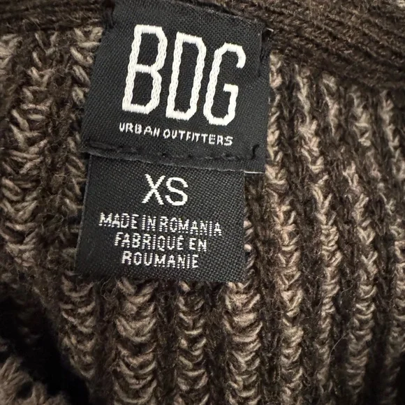 BDG Urban Outfitters Boxy Cropped Fisherman Knit Sweater - Picture 3 of 8